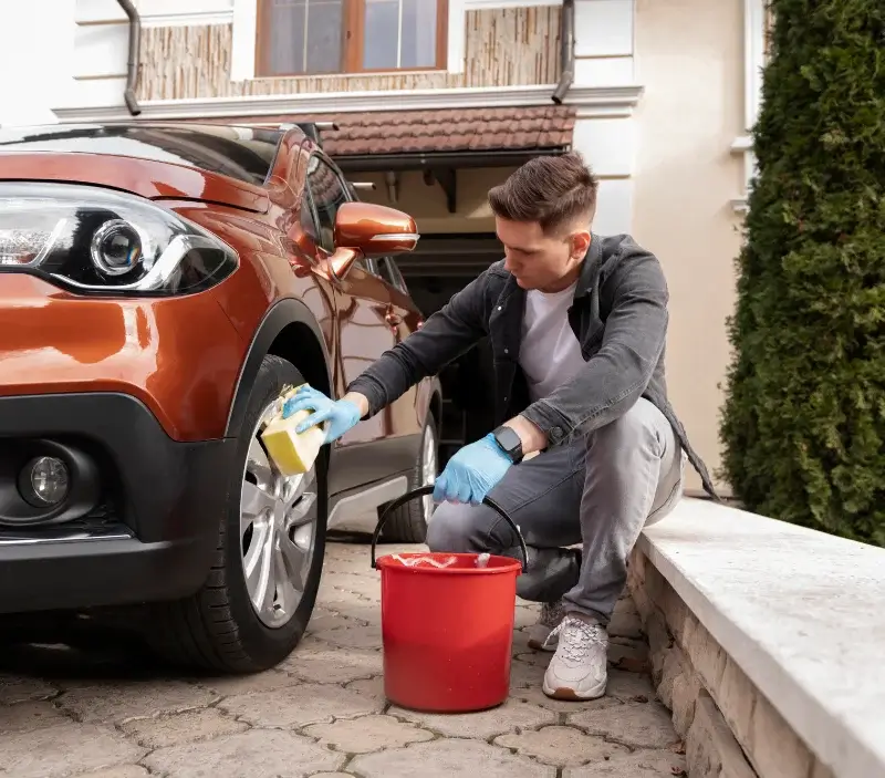 Lavage auto à domicile Soliers : professionnel intervenant sur un véhicule